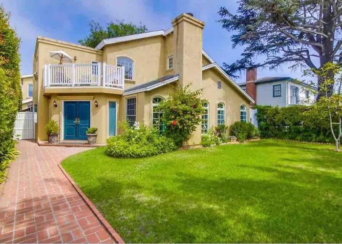Spacious 4 Bedroom 3.5 Bath In Coronado