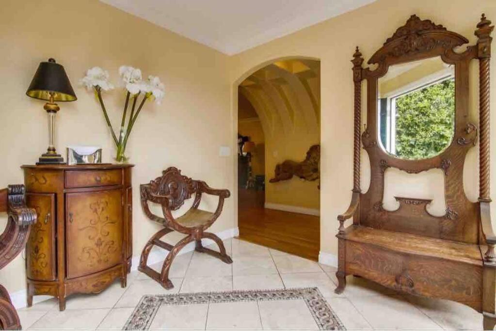Spacious 4 Bedroom 3.5 Bath In Coronado Apartment *